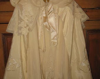 Robe et cape ancienne .Ensemble de baptême vintage 1947.Vêtement bébé couleur écru.