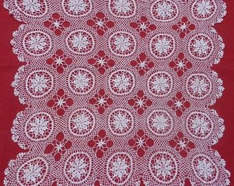 square doily with a very thin measuring 32 X 32 cm white