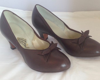 1960s does 1930s chocolate brown leather pumps with bow detail - AU 7 / EU38