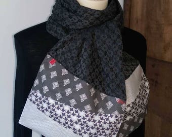 Scarf in charcoal gray fabric with grey and Ecru end.