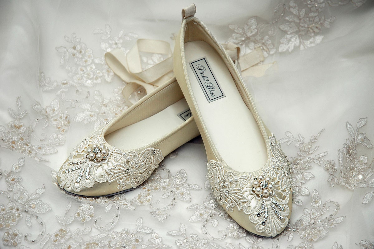 The Elizabeth Bridal ballet shoe is an exquisite example of what Pink2Blue offers. These bridal shoes are elegant