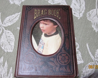 Vtg 1984 Brag Book Holds 28 Pictures 5 1/2 by 3 1/2 Inches Brown Vinyl Covers Made in Taiwan 1960's or before Keeps Pics Very Neat to Carry