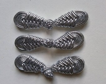Shimmering silver frog closure. Round knot small. Set of 3