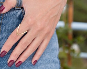 V Ring, Chevron Ring, Gold V ring, Thumb Ring, Knuckle Ring, Stacking Ring, V jewelry, Gold Chevron Ring, Midi Ring, V shaped Ring, 14k ring