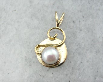 Abstract Pearl Pendant in Yellow Gold U3MCQD-N