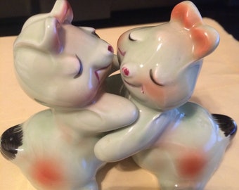 Vintage Van Tellingen Bunny Hug Green Salt & Pepper Shaker Set.