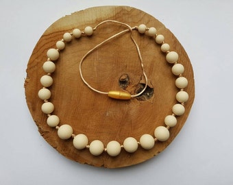 Teething necklace with beige silicone beads for mother. Teething necklace. Kraamkado. Baby shower. Nursing necklace. Chewelry. Buttons.