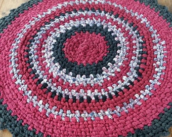 Burgundy and black round rag rug. 83cm across.