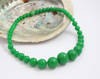 Green Beaded Necklace Short Choker Length 1960s Plastic with Round Graduated Beads