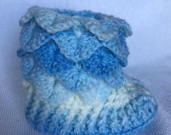 Crocodile stitch baby booties