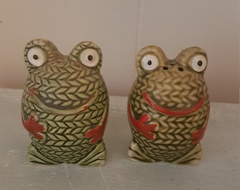 Frog salt and pepper shakers