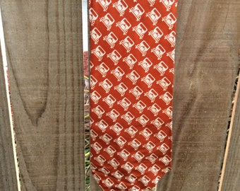 Vintage car necktie for men, 60s wide tie, automobile tie. Rust color with white old fashioned cars.