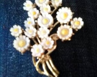 Vintage Daisy Bouquet Gold Tone Brooch