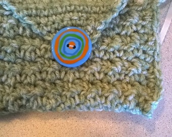 Crochet green child purse with fun button