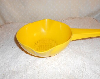 Tupperware Strainer 1 Quart Yellow colander or strainer