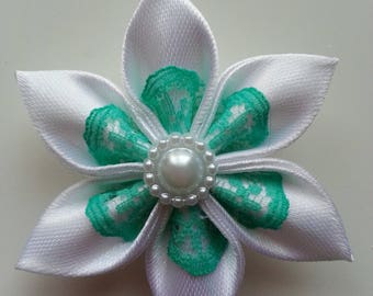 5 cm fleur blanche et dentelle verte petales pointus