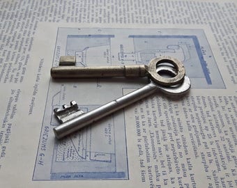 2 vintage brass and metal skeleton keys, large key, antique big key, Old home decor, jewelry finding, supplies