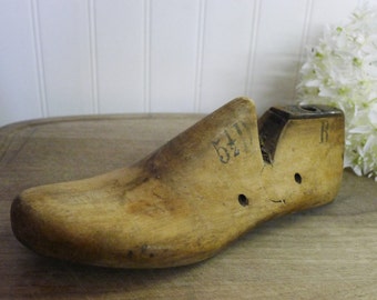 Wood shoe form - size 5 1/2