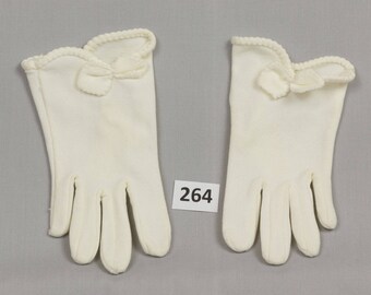 Girls Vintage Gloves White Nylon Has stretch Little girl Scalloped edge with bow Palm 2 1/2 inches Pristine