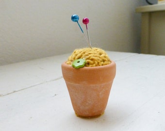 Knit pincushion, pincushion yellow, flower pot pincushion, pincushion for sale, ready to ship, handmade, hand knit, small pincushion