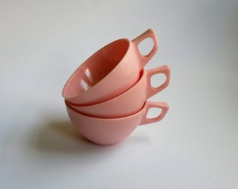 Pink retro Melmac cups, Sun Valley melmac cups, pink melamine cups glamping kitchenware - Tup2