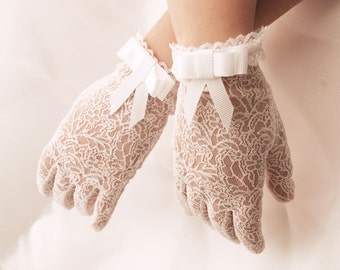 communionn gloves-gloves for first holy communion-gloves fist communion in white or ivory-very delicate gloves in lace with ribon and bow