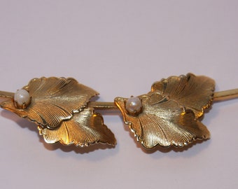 Beautiful goldtone leaf brooch/pin with faux pearls