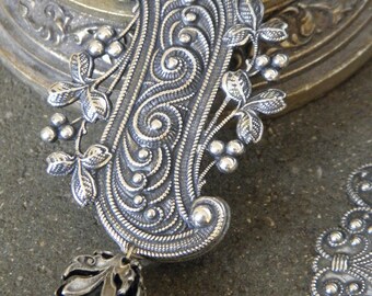 R12412 belle broche ancienne filigranée métal argenté et perle fleur bijoux