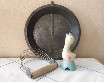 Shawnee Pottery Pie Bird / Pie Vent
