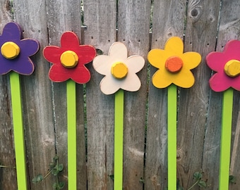 Garden Decor Flower Yard Stake, Wooden Flower Yard Stake Farmhouse Rustic Antiqued Wooden Flowers for Yard and Garden Mother's Day