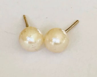 Stunning vintage 9ct yellow gold cultured Pearl stud earrings