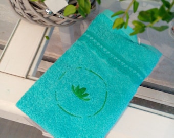 "Medallion & seaweed" embroidered guest towel