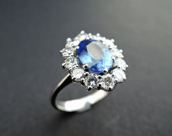 Ring set with a beautiful sapphire in a diamonds halo.