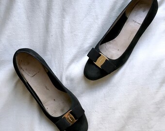 Vintage 1980s Salvatore Ferragamo black suede Vara pumps / black leather low block-heel pumps / 6.5 D US, 36.5 wide EU, 3.5 wide UK