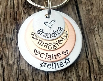 Personalized hand stamped grandma keychain. Gift with grandchildrens names. Grandmother gift from grandkids. Custom mothers day mom gift