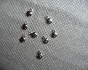 Drop, silver-plated brass, 4mm round. Sold per pack of 25.