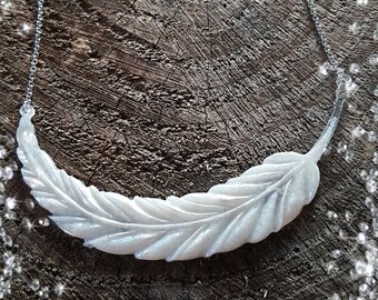 Feather necklace resin * so chic and white *.