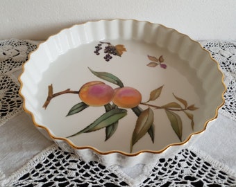 Royal Worcester Evesham Gold 9 Inch Flan Dish Decorated With Peaches & Blackcurrants