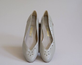 Vintage Grey Cutout Flat Wedge Pumps / Size 9