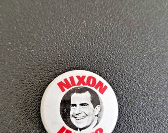 Richard NIXON IN 72, PRESIDENT, Political Button Pinback Presidential Campaign