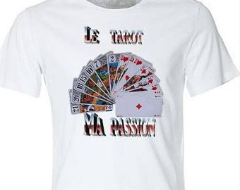 t-shirt blanc avec un jeu de tarot