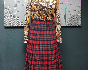 Gorgeous and classic vintage Pendleton wool plaid skirt.