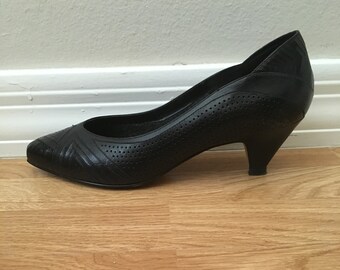 Vintage Black Leather Size 8 low pumps by Jordache Classic Eighties