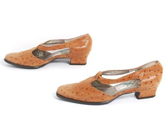size 7.5 OSTRICH tan leather 80s 90s T-STRAP sandals