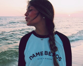 Dame Besos {Give me Kisses} ~ 3/4 sleeve raglan shirt