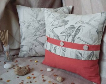 A set of 2 pillows with birds for your house.