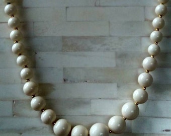 Necklace / 22" / White Graduated Round Beads / Vintage