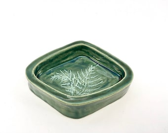 Ceramic ringdish in green with a farn illustration, greenterior