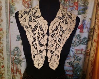 Beautiful vintage shawl collar bobbin lace