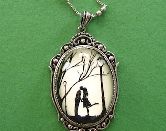 AUTUMN KISS Necklace - pendant on chain - Silhouette Jewelry